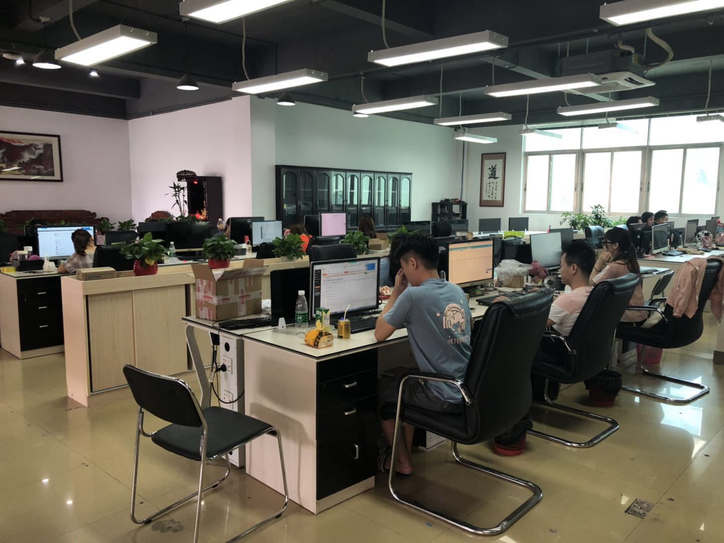 Novo lông mày bút chì rất mịn cá kaki màu sắc âm thanh chính hãng không thấm nước và mồ hôi không đánh dấu trứng tự nhiên kéo dài - Bút chì lông mày / Bột / Stick kẻ mày karadium