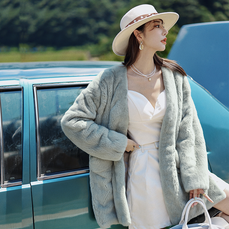 Imported mink coat women's whole mink mid-length version young fashion V-neck velvet mink fur women's coat