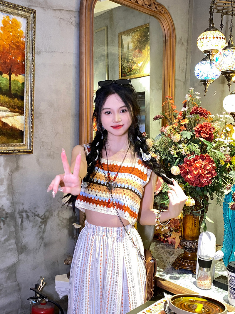Super-looking ~ Bohemian sweet and beautiful striped knit hollowed-out harness travel holiday wearing a sleeveless blouse vest-Taobao