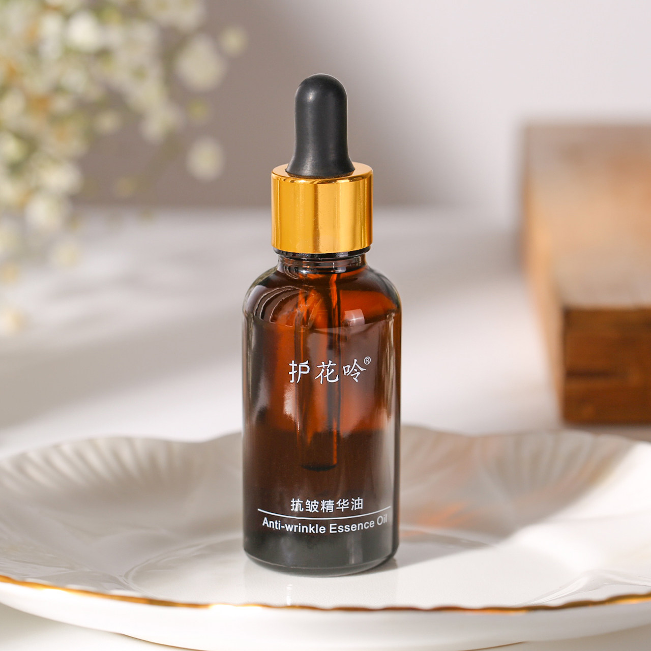 Flower-filled skin with plenty of moisturized and nursing skin-care oil staying up late and tight light-grain water-filled skin oil