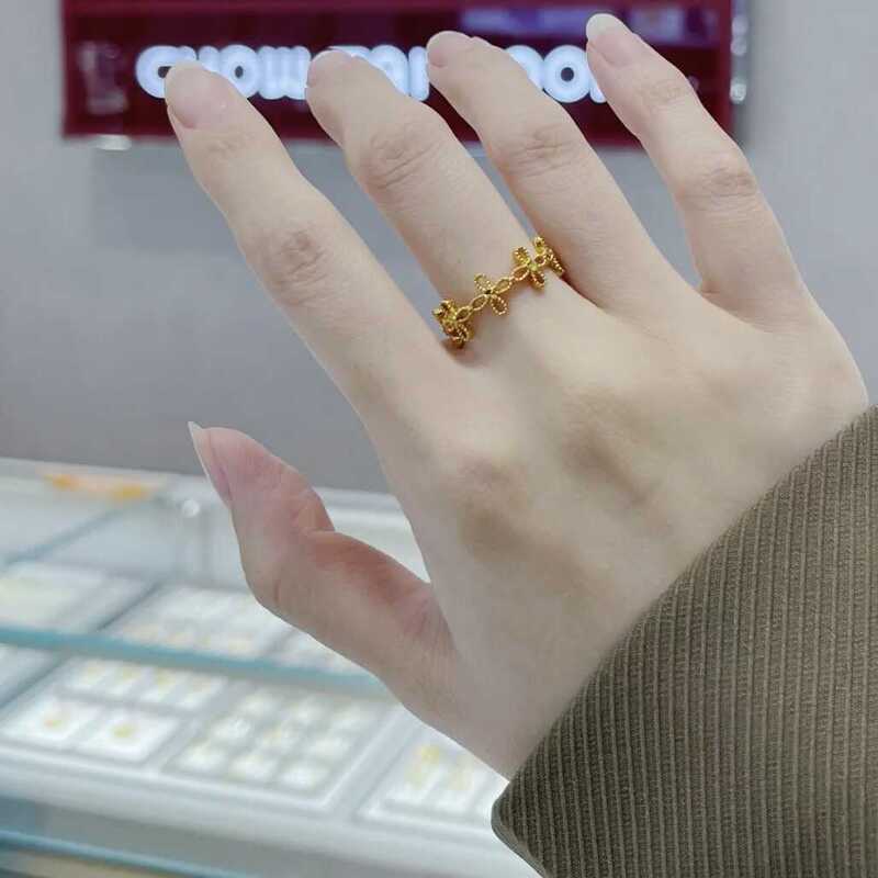 Simple and Classic Chinese-Style Lace Clover Ring with a Full-Circle Design and Simulated Gold-Plated Lucky Clover Ring Simple and Classic Chinese-Style Lace Clover Ring with a Full-Circle Design and Simulated Gold-Plated Lucky Clover Ring