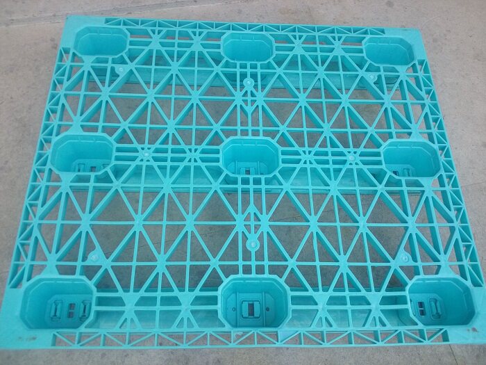 Second-hand imported Iranian plastic pallet warehouse backing board Sichuan grid thickened stacker board cargo pallet