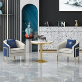 Светлый таблица переговоров по продажам на роскошном офисе и гостевой прием гостевой зоны гостевой зоны.