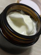 It is easy to use the Venture A yeast cream 50G contracted pores to replenish the fine lines