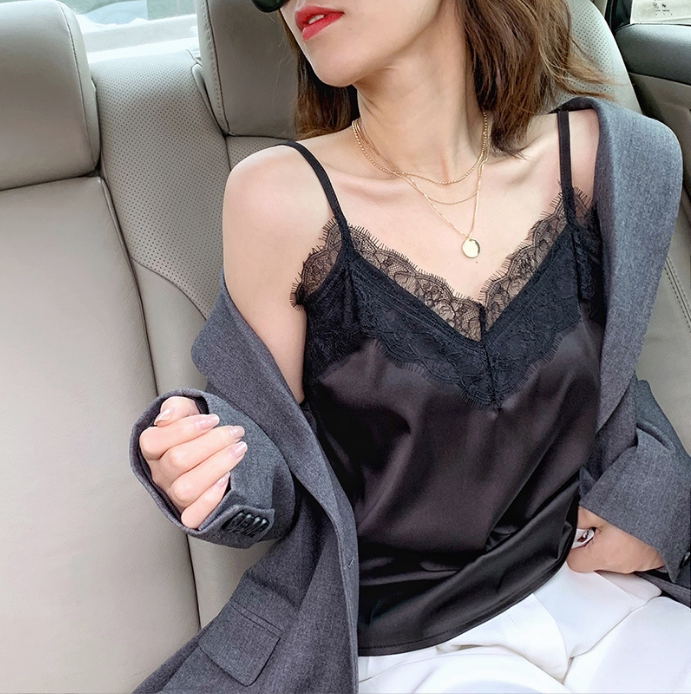 Fat sister in a suit with lace hanging shirts sleeveless satin and wearing a belly shading child outside the bottom