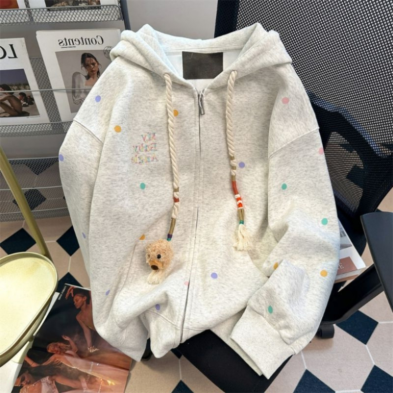 体重300ポンド（約136kg）までの女性向けのプラスサイズ・フード付きスウェットシャツ。ゆったりとしたリラックススタイルで、春と秋にぴったりのオーバーサイズのアメリカンスタイル・カーディガンジャケットです。