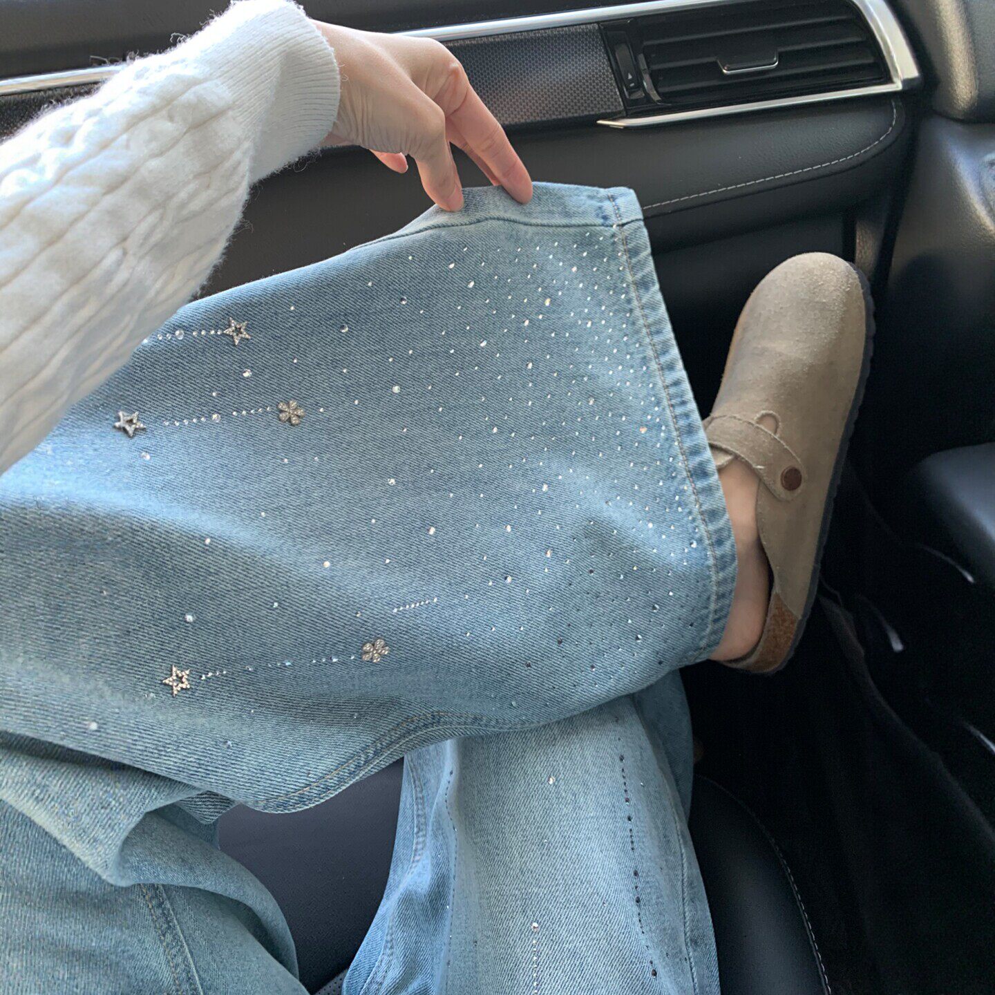 ライトブルーのラインストーン付きストレートレッグジーンズ（レディース）、春の新作スタイル、プラスサイズ、洋ナシ体型の方にも似合う、ゆったりとしたワイドレッグパンツ。