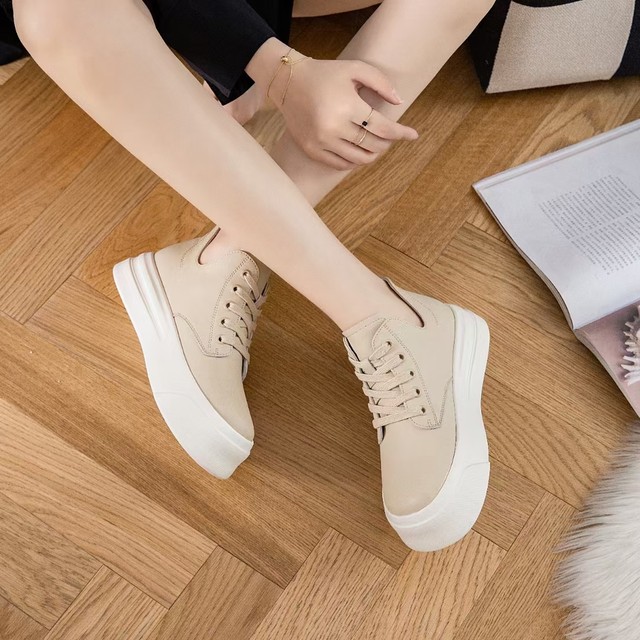 ປີໃຫມ່ 2024 ເກີບຫນັງແທ້ສີຂາວເປີດ Ankle V-mouth Thick Soled Sneakers Casual Round Toe Inner Height High Top Shoes for Women
