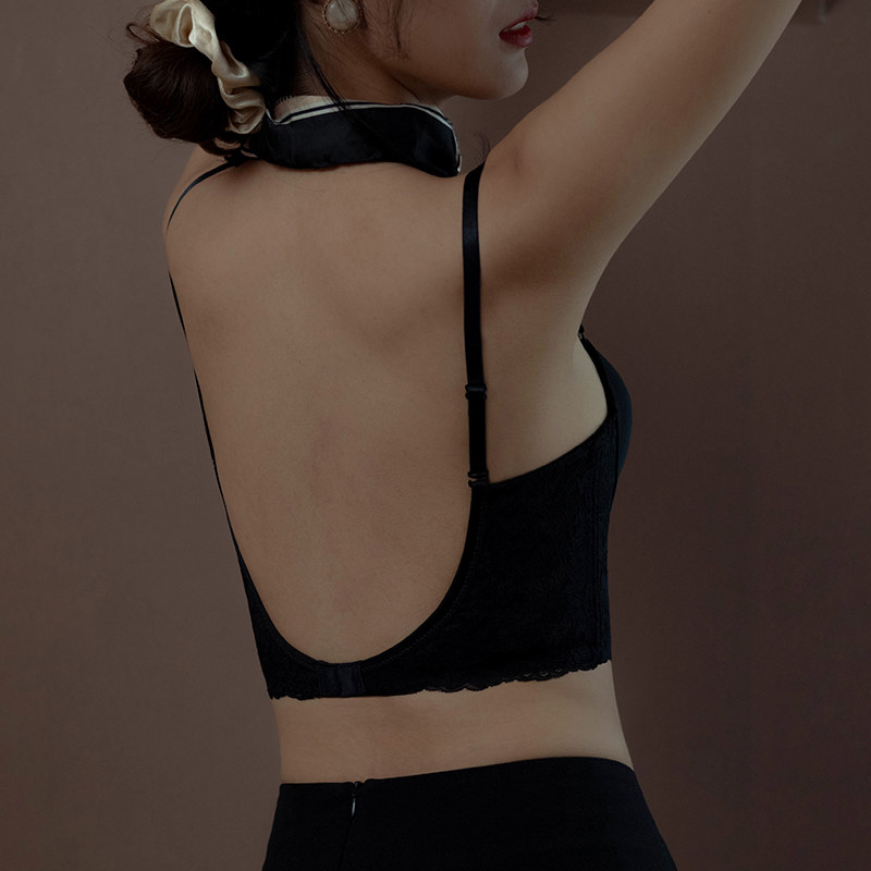 Large U - shaped beautiful underwear female with soft steel ring to close up against drooping large chest appearance and cloth of cork