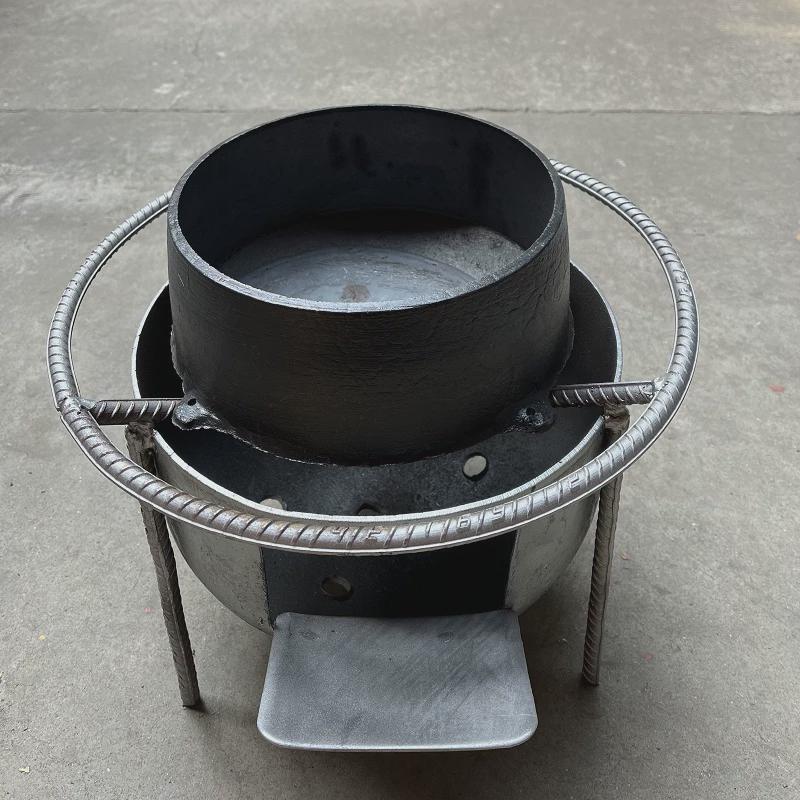 揭秘传统魅力：直销老式吊锅生铁鼎罐铸铁锅柴火吊罐平底一体加厚煲汤锅，带你找回古早味！