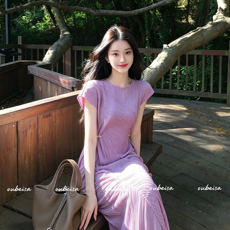 Miyake-Style French Bias-Cut Purple Dress for Women, 2026 New Summer Model, High-End, Elegant, Particularly Beautiful, Waist-Cinching Dress