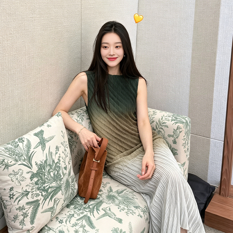 Miyake-Style Year-Round Gradient Sleeveless Dress for Women 2026 New Model, Stunning and Unique, Pleated Slimming Tank Top Long Dress Miyake-Style Year-Round Gradient Sleeveless Dress for Women 2026 New Model, Stunning and Unique, Pleated Slimming Tank Top Long Dress