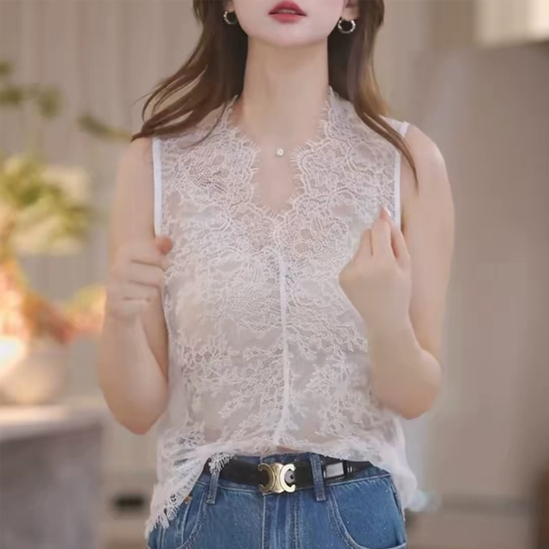 Slightly Sheer V-Neck Lace Trim Sleeveless Lace Blouse for Women, 2026 Autumn and Winter New Style, Layered Top, Inner Layering Shirt