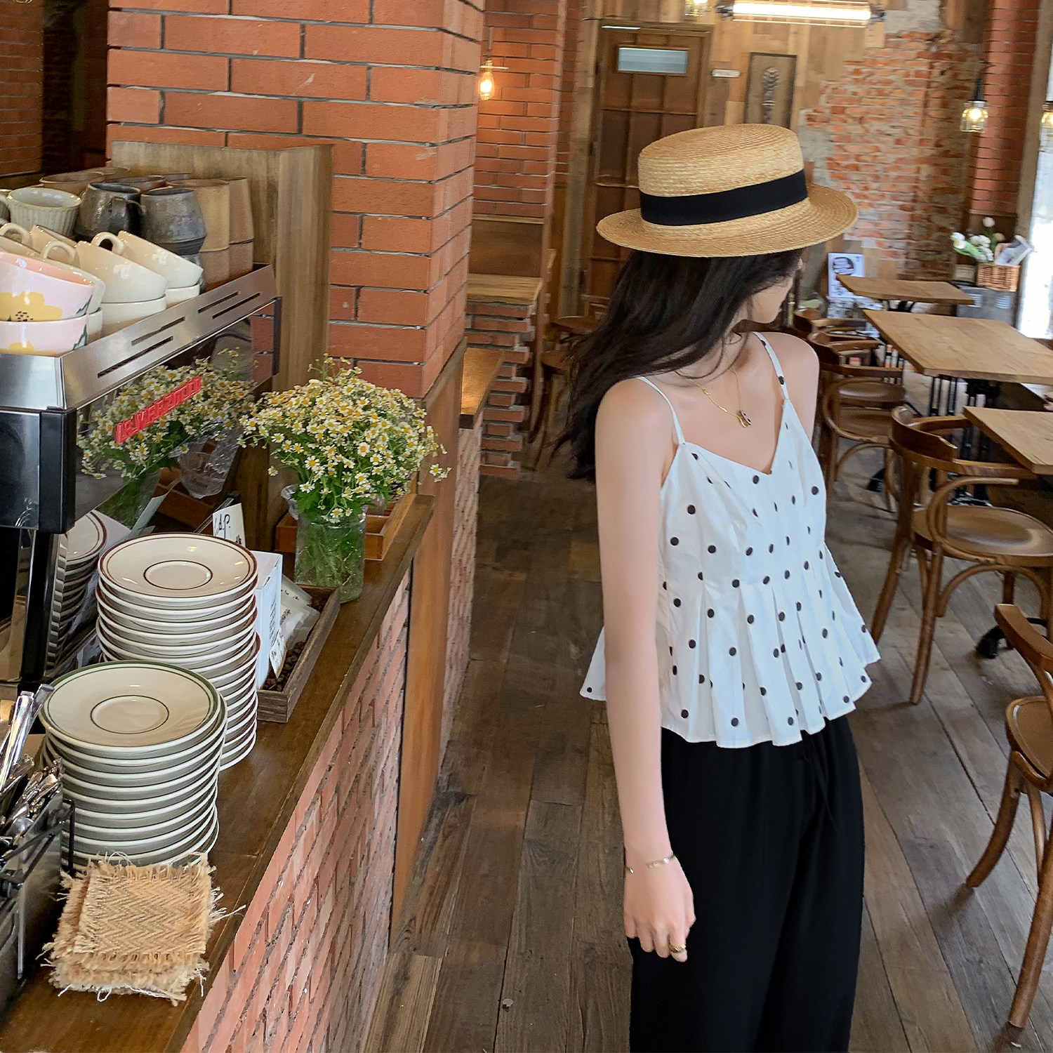 (Hu Chu Troublesome Teenage Girl) 2022 Summer new folds Black and white Wave Point harness jacket Female outwear