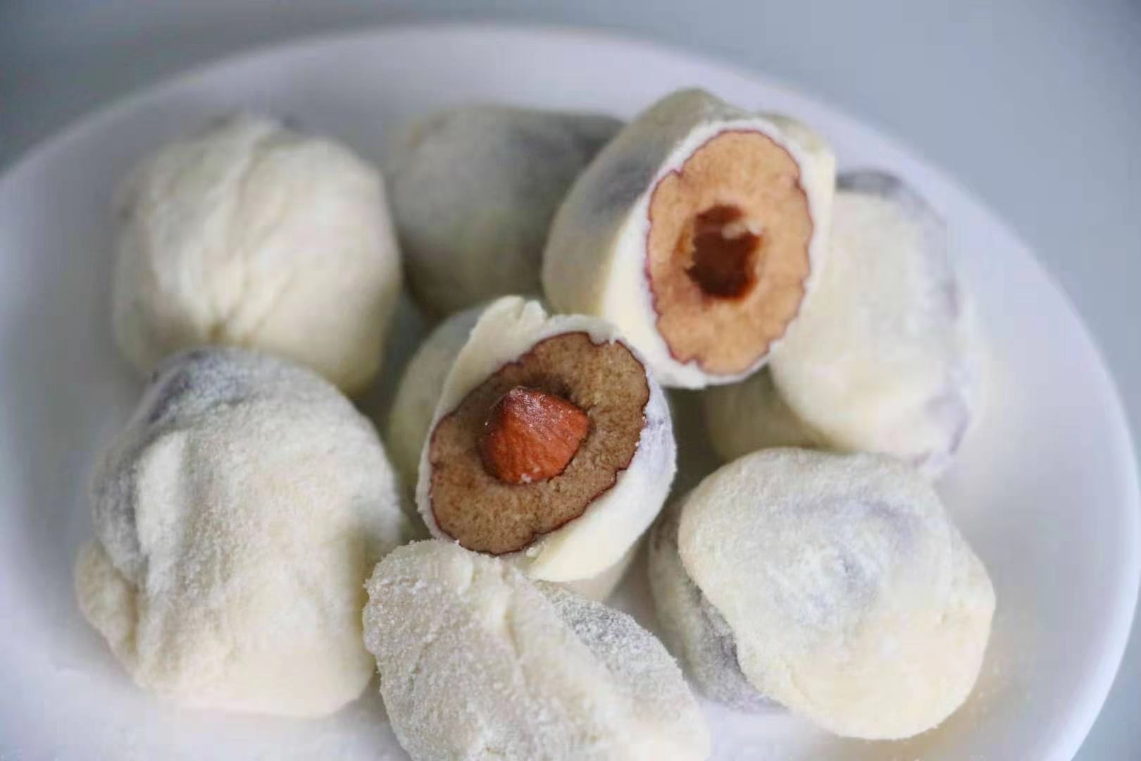 Milk date handmade net red snowflake cow rolling milk jujube almond almond 250g 2 parts Xinjiang gray jujube sandwich