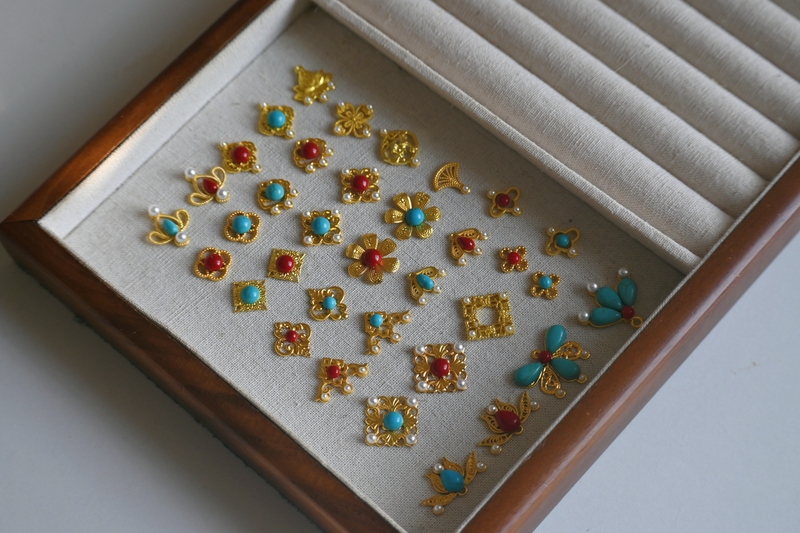 National Beauty, Tang-Style Classical Hanfu Costume, Metal Relief Inlaid with Synthetic Turquoise, Southern Red Agate, Lapis Lazuli, and Flower Ornaments