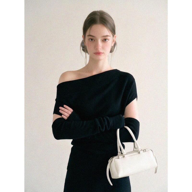 High-End Off-Shoulder Sweater with a One-Line Neckline for Women, Autumn and Winter, Lazy Old-Money Style, Elegant Off-Shoulder Top with Sleeves