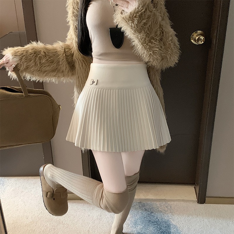 冬の女性用の白いテニスウールのプリーツスカート、厚みのあるハイウエストのAラインスカートは、明るい色のニットショートスカートで止まります