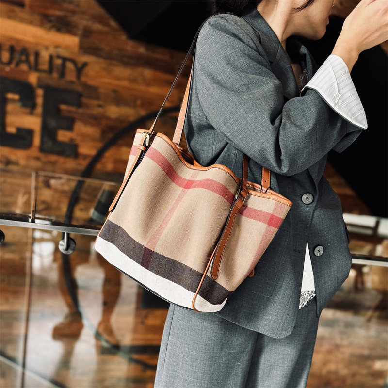 European and American Fashion Genuine Leather Bucket Bag Trendy 2026 New Plaid Pattern Women's Bag Cowhide Large Shoulder Bag Underarm Bag