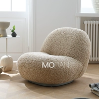 Цвет чая с молоком, длинные волосы, одиночный стул