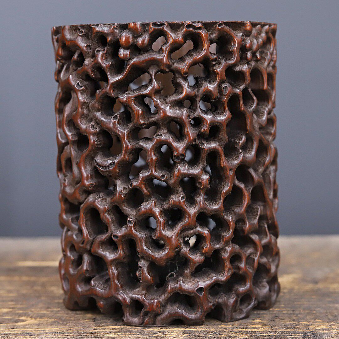 中国古美術品　細工彫り 竹筆筒 旧蔵した中国骨董品 【清の時代高級唐木紫檀竹彫筆たて】 天然竹人物