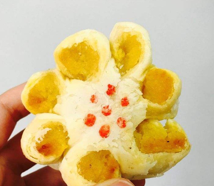 Beijing Kunlun Pastry Chrysanthemum Petal Crisp Custard Full Pastry Snacks Beijing can be flashed to SF Express nationwide