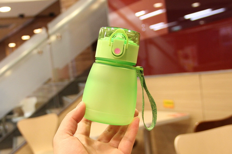 Authentic Doudou Nhựa Sippy Cup Sáng tạo Nữ Sinh viên Tiện lợi Cúp bụng lớn Hàn Quốc Cốc cầm tay dễ thương Chai nước - Tách