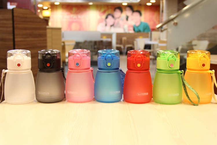 Authentic Doudou Nhựa Sippy Cup Sáng tạo Nữ Sinh viên Tiện lợi Cúp bụng lớn Hàn Quốc Cốc cầm tay dễ thương Chai nước - Tách bình giữ nhiệt inox