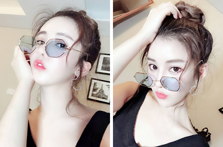 Kính râm thủy tinh trong suốt Kính râm phong cách Harajuku 2019 mạng mới màu đỏ rung âm thanh mặt nâng kính không đều vuông kính cartier