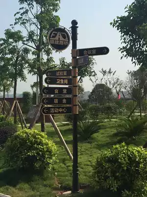 Outdoor advertising street sign spray arrow real estate community diversion road sign road sign pointing to the brand iron sign