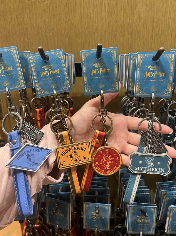 In-Stock Japan Universal Studios Harry Potter Leather Keychain Pendant Gryffindor Slytherin Ravenclaw Hufflepuff