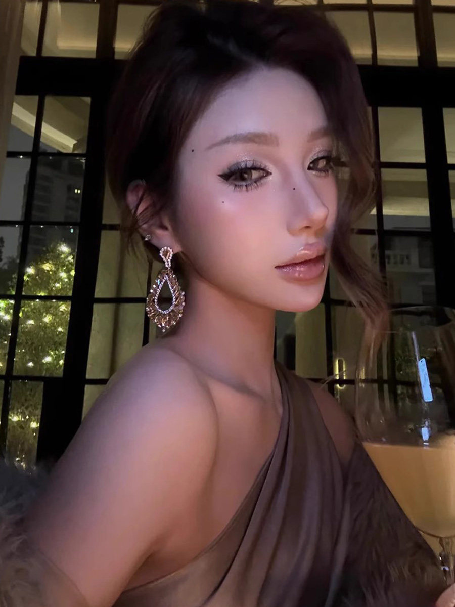 Flash Zircon Earrings for Women 2025 New Popular Style Light Luxury High-End Niche Unique Retro Earrings Personality Exaggerated Ear Accessories