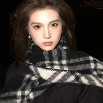 Yoo Ji-Hyun Style Retro Black and White Plaid Scarf for Women, Winter Korean Style, Color-Blocking, Warm and Versatile Neck Scarf and Shawl