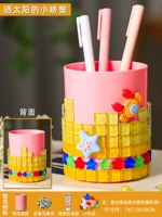 Маленький краб греется на солнышке