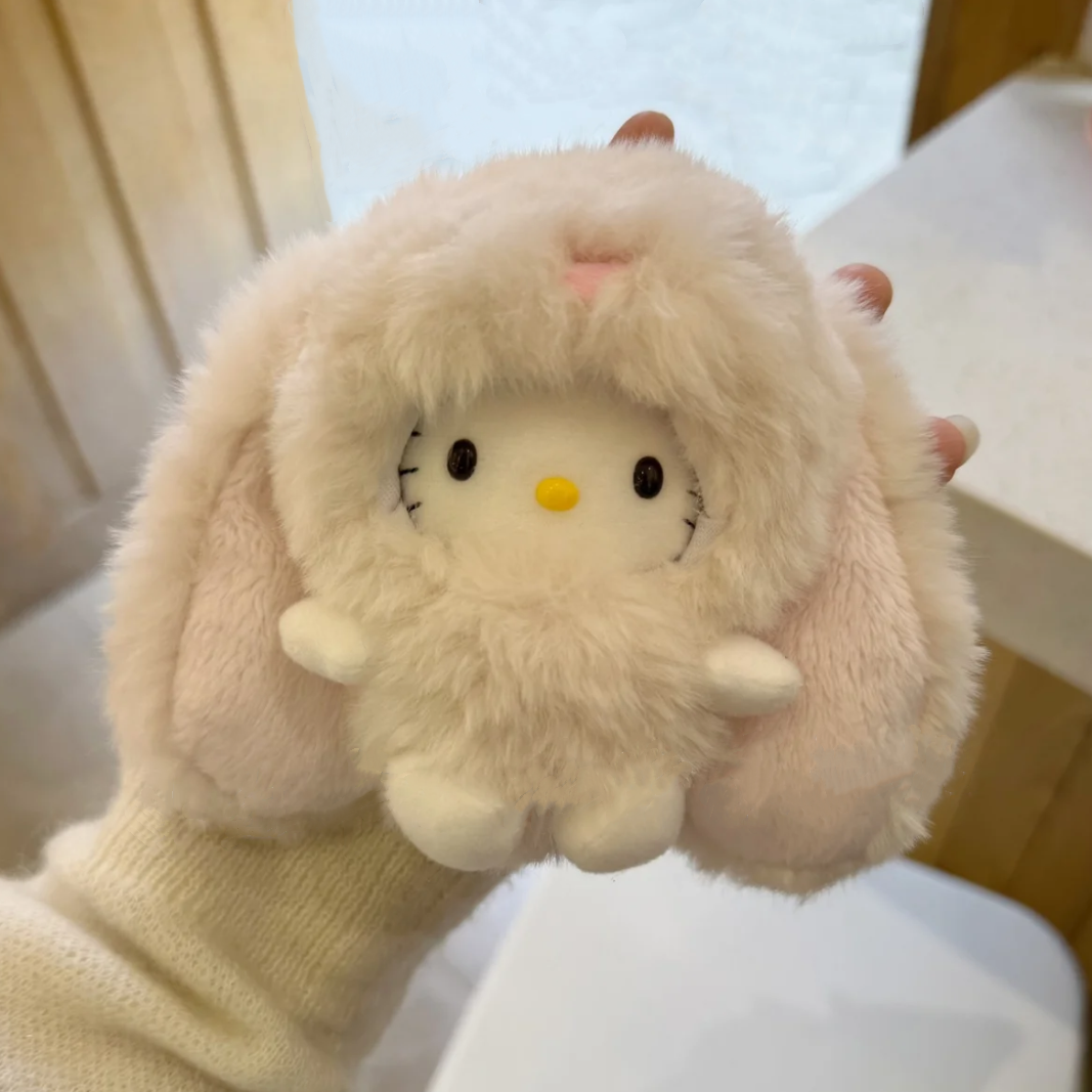毛茸垂耳兔与HELLO KITTY:萌物搭档的奇妙旅行