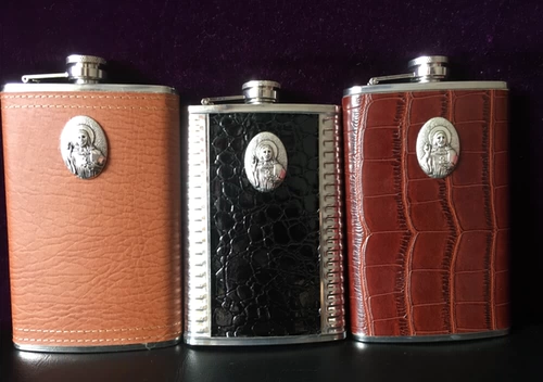 Древнее серебро нарезает святое сердце, как утолщенное вино из нержавеющей стали