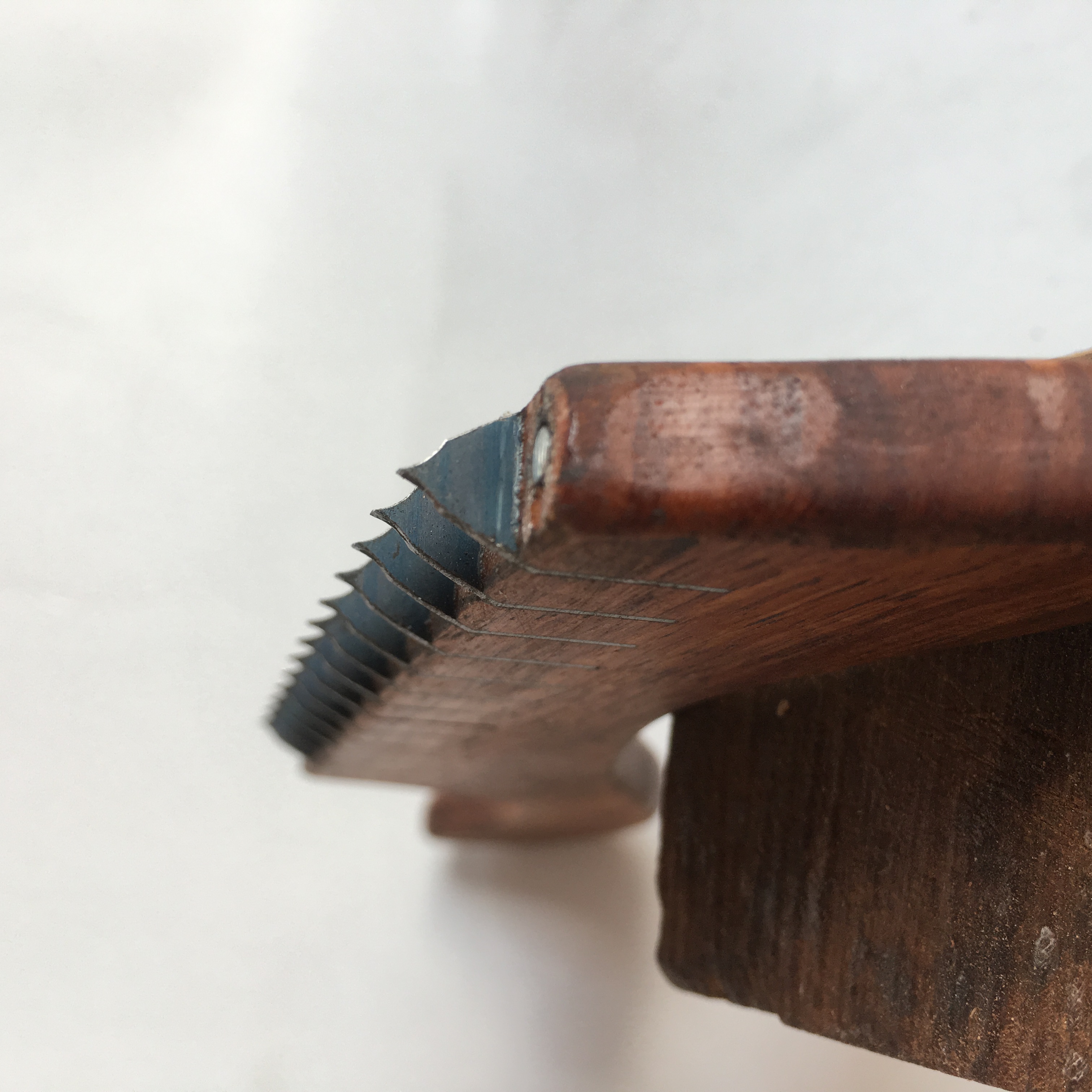 Redwood furniture expansion joints Refined planing, polishing, planing, centipede planing, special-shaped centipede planing shrinkage joints repair and trimming