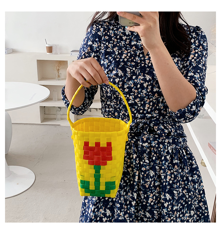 Korean Flower Heart Woven Portable Bag display picture 11