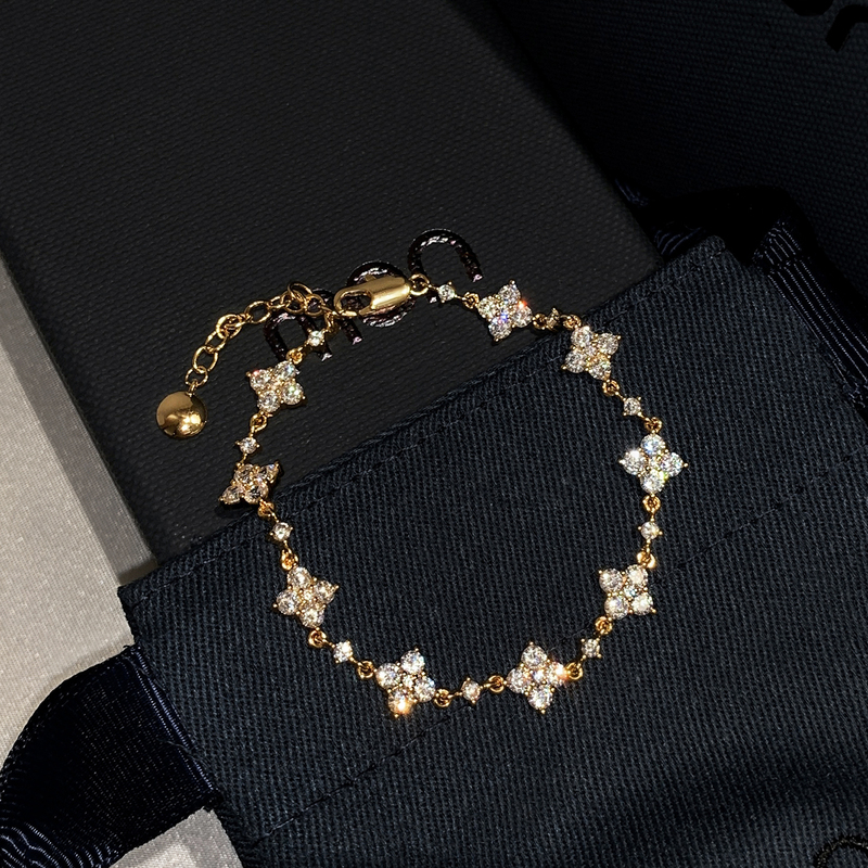 Super Sparkling Gold and Silver Full Diamond Zircon Four-Leaf Clover Bracelet for Women 2026 New Style Light Luxury High-End Stackable Jewelry Super Sparkling Gold and Silver Full Diamond Zircon Four-Leaf Clover Bracelet for Women 2026 New Style Light Luxury High-End Stackable Jewelry