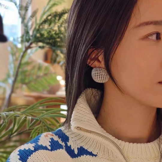 Bring Your Own Aura: Zhang Yue'Er's Same Style Hollow Round Bead Earrings for Women, European and American Exaggerated High-End Vintage Earrings/Ear Clips