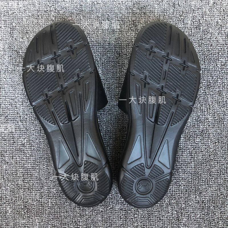 Một chiếc Dema UA Men Ignite V Fitness Trends Velcro dép đi trong nhà 1287318 dép chính hãng