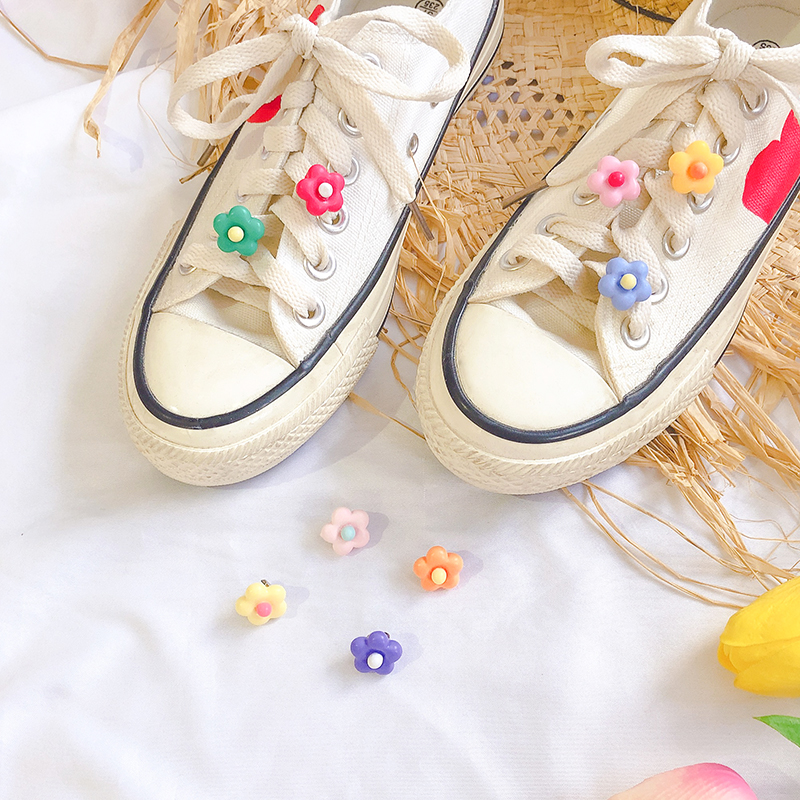 Cute creative cartoon shoe buckles shoes shoes shoes surface decorated handmade small flowers coloured canvas shoes and jewelry