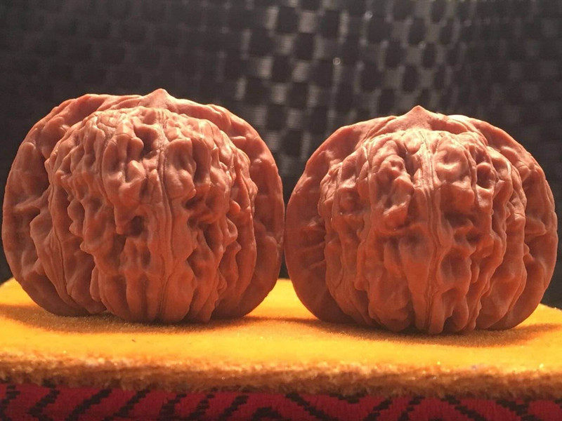 Wenwan walnut hand play walnut Wenwan lion head boutique four buildings extra-large official hat stuffy white apple orchard hemp walnut