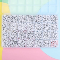 31#28 сетка | Акриловые плоские бусины 4х7 мм, 26 бусин с буквами + сердечко + цифры, 50 бусин в одной рамке, всего около 1400 бусин.