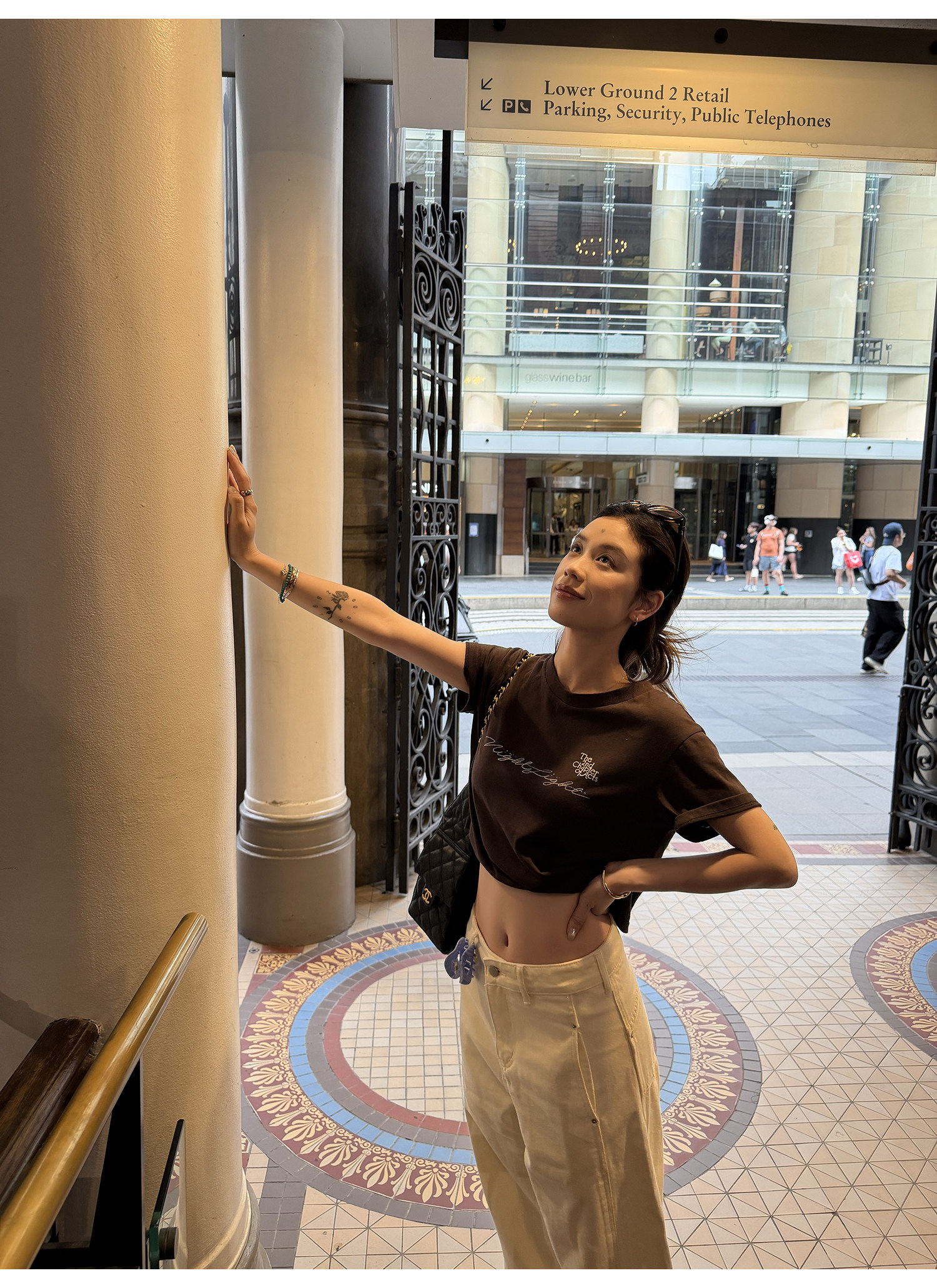 LelyMooch хлопково-льняная футболка с коротким рукавом кофейного цвета с художественным принтом и серебряными буквами