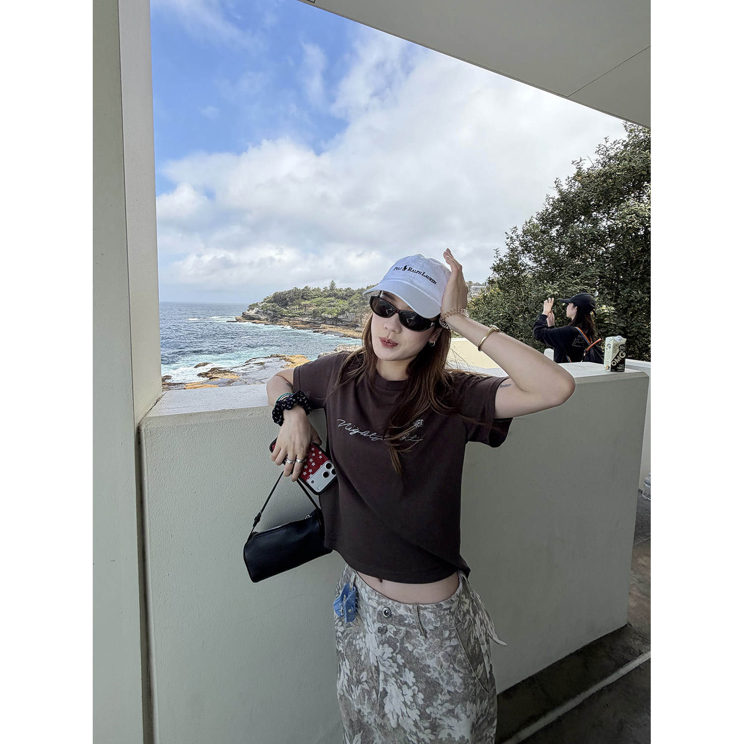 LelyMooch хлопково-льняная футболка с коротким рукавом кофейного цвета с художественным принтом и серебряными буквами