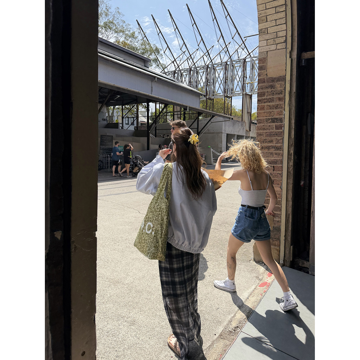 LelyMooch Двусторонняя хлопковая куртка в шотландскую сине-белую клетку с воротником-стойкой средней длины Baby синего цвета