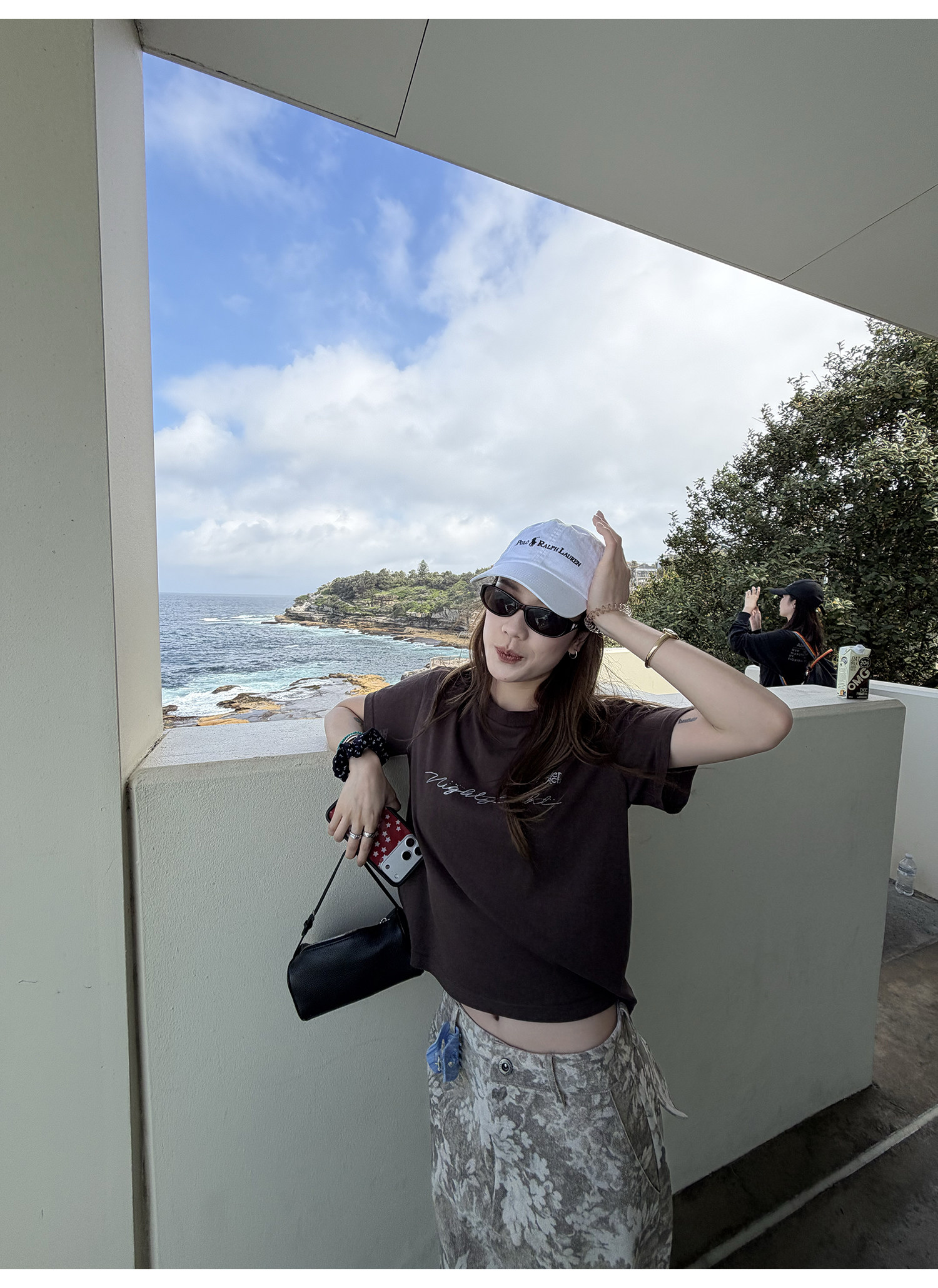 LelyMooch хлопково-льняная футболка с коротким рукавом кофейного цвета с художественным принтом и серебряными буквами