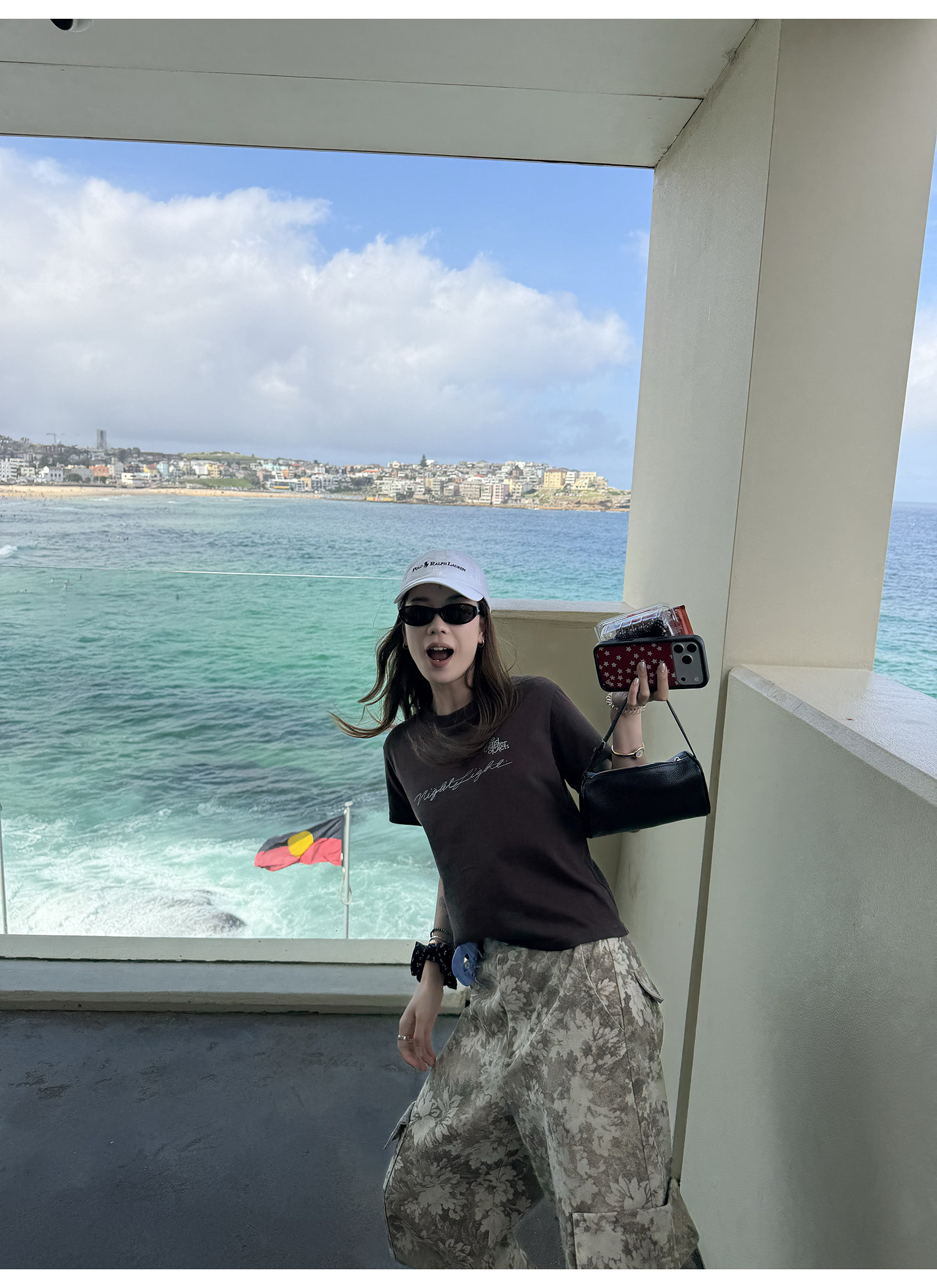 LelyMooch хлопково-льняная футболка с коротким рукавом кофейного цвета с художественным принтом и серебряными буквами