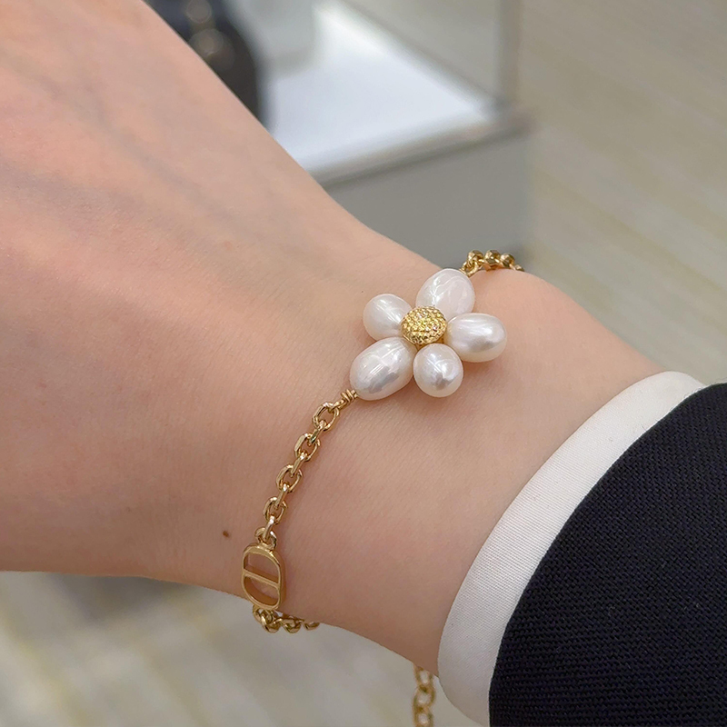 2026 New French-Style Pearl Flower Letter Bracelet for Women, Light Luxury, Niche, Exquisite, High-End, Versatile Cd Jewelry Trend 2026 New French-Style Pearl Flower Letter Bracelet for Women, Light Luxury, Niche, Exquisite, High-End, Versatile Cd Jewelry Trend